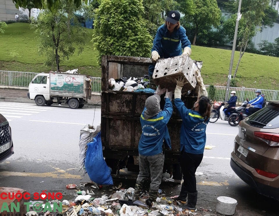 Công nhân vệ sinh môi trường ở Hà Nội bị nợ lương – Bài 2: Giám đốc chối bỏ trách nhiệm