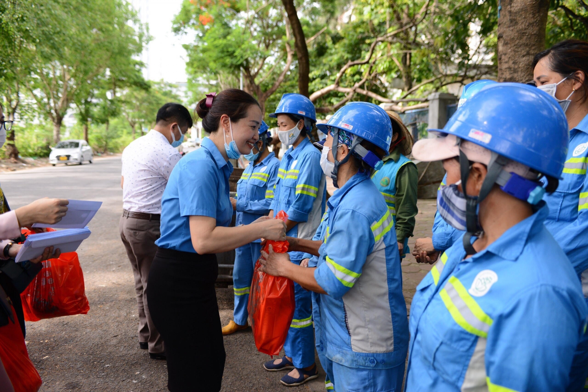 Công nhân vệ sinh bị nợ lương: "Cuộc đời tôi chưa bao giờ được giúp đỡ như vậy!"