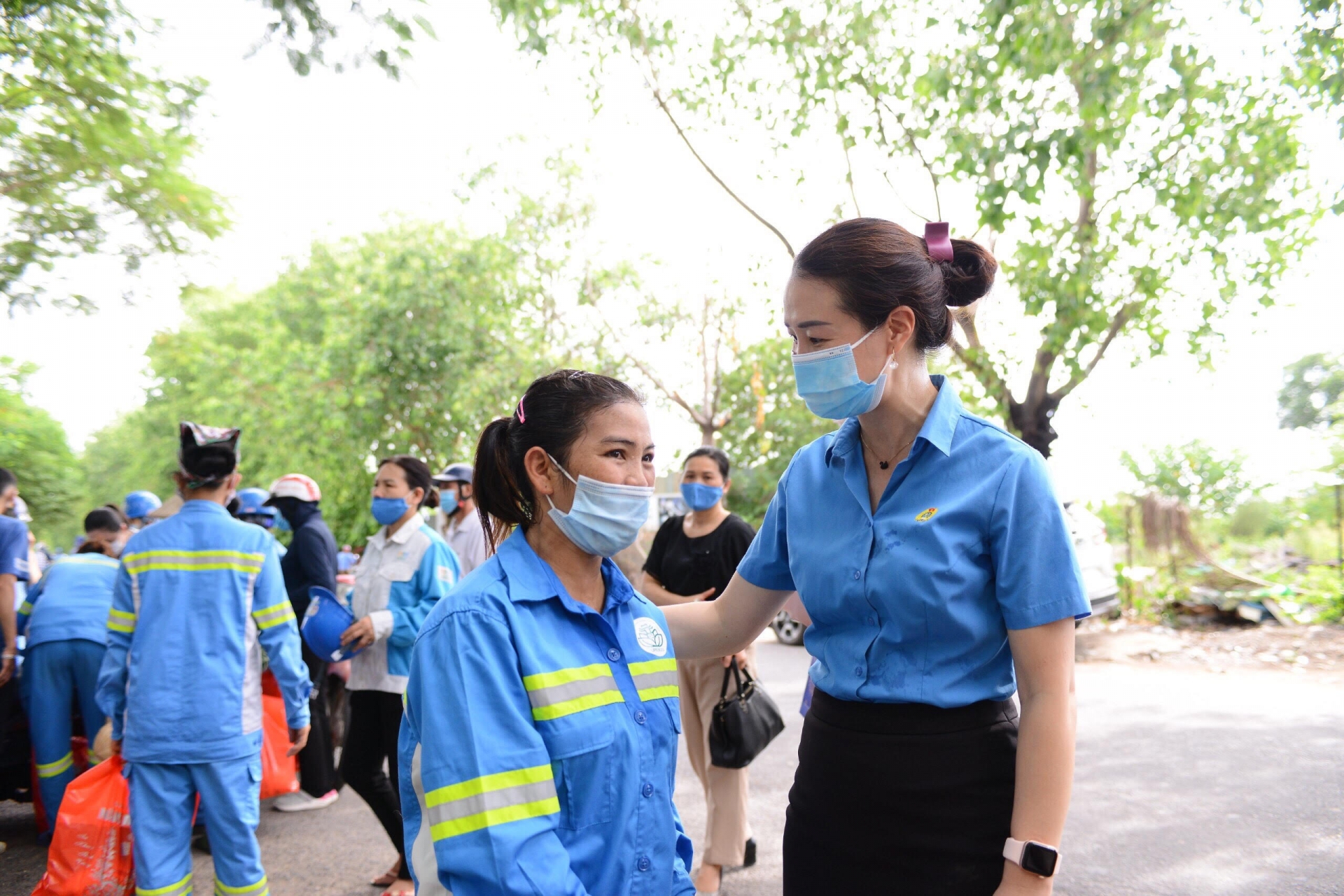 Công nhân vệ sinh bị nợ lương: "Cuộc đời tôi chưa bao giờ được giúp đỡ như vậy!"