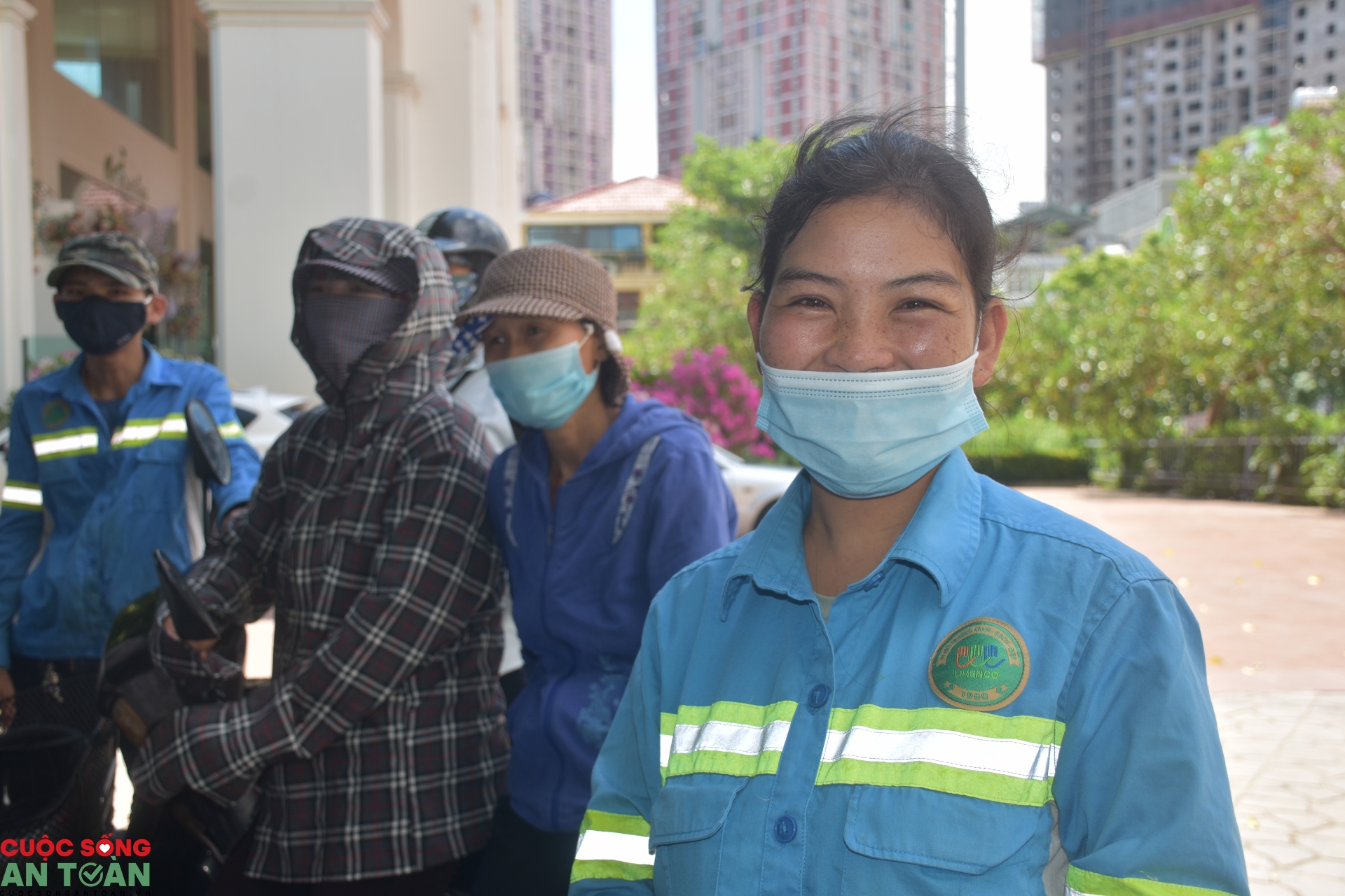 Công nhân vệ sinh bị nợ lương: "Cuộc đời tôi chưa bao giờ được giúp đỡ như vậy!"