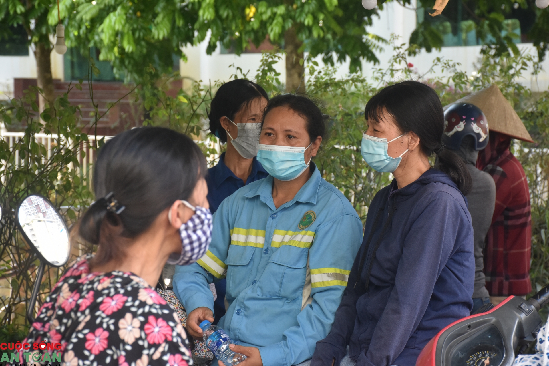 Công nhân vệ sinh bị nợ lương: "Cuộc đời tôi chưa bao giờ được giúp đỡ như vậy!"