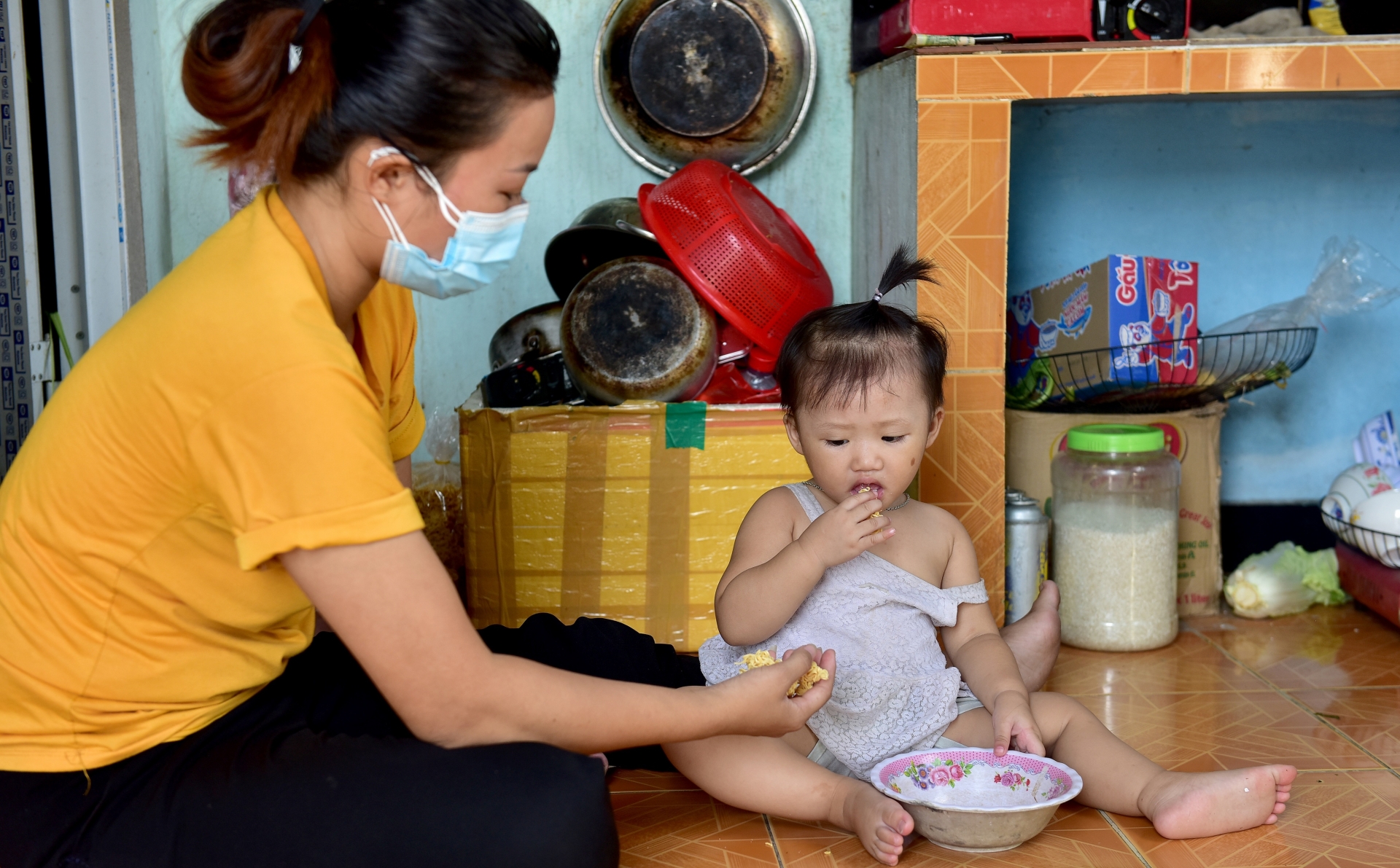 "Mai mốt sách vở, điện thoại không có, chắc con tôi phải nghỉ học mất”