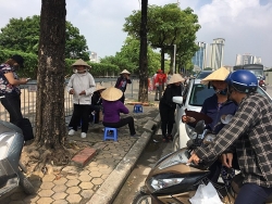 Mỹ Đình trước giờ bóng lăn: Lực lượng "phe vé" rầm rộ, giá lên tới 4,5 triệu/cặp