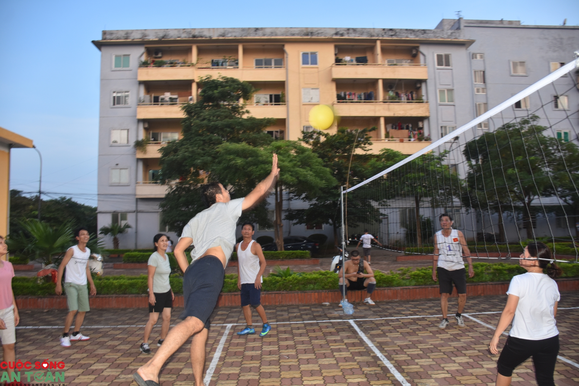 Công nhân vui khoẻ vì có điểm sinh hoạt văn hoá, thể thao.