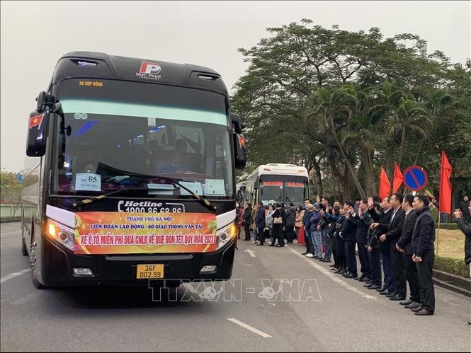 Hàng ngàn công nhân lao động khó khăn được hỗ trợ phương tiện về quê đón Tết