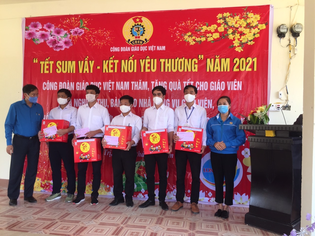 “Tết Sum vầy – Kết nối yêu thương” đến với giáo viên và học sinh vùng biên giới tỉnh Quảng Trị