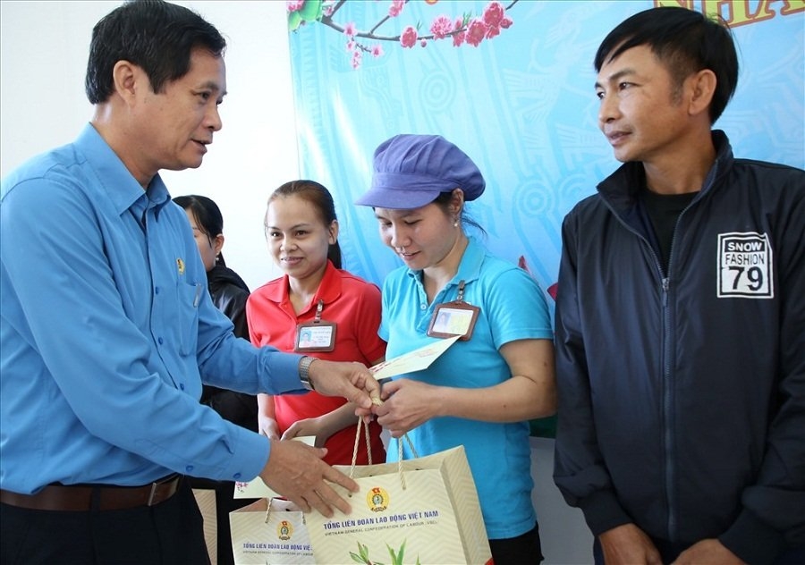 LĐLĐ tỉnh Quảng Trị phân bổ hơn 1,19 tỷ đồng cho công đoàn huyện ngành trao quà Tết cho NLĐ