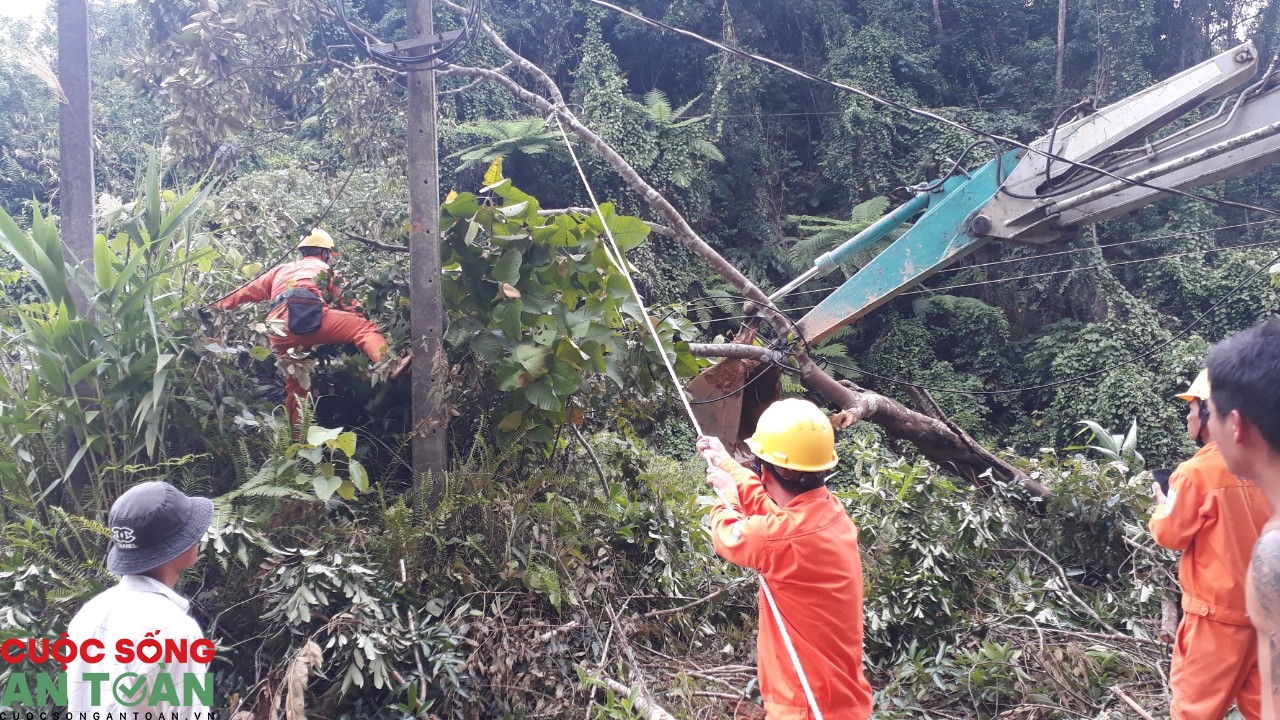 Vượt rừng sửa điện phục vụ đồng bào  vùng cao Quảng Nam