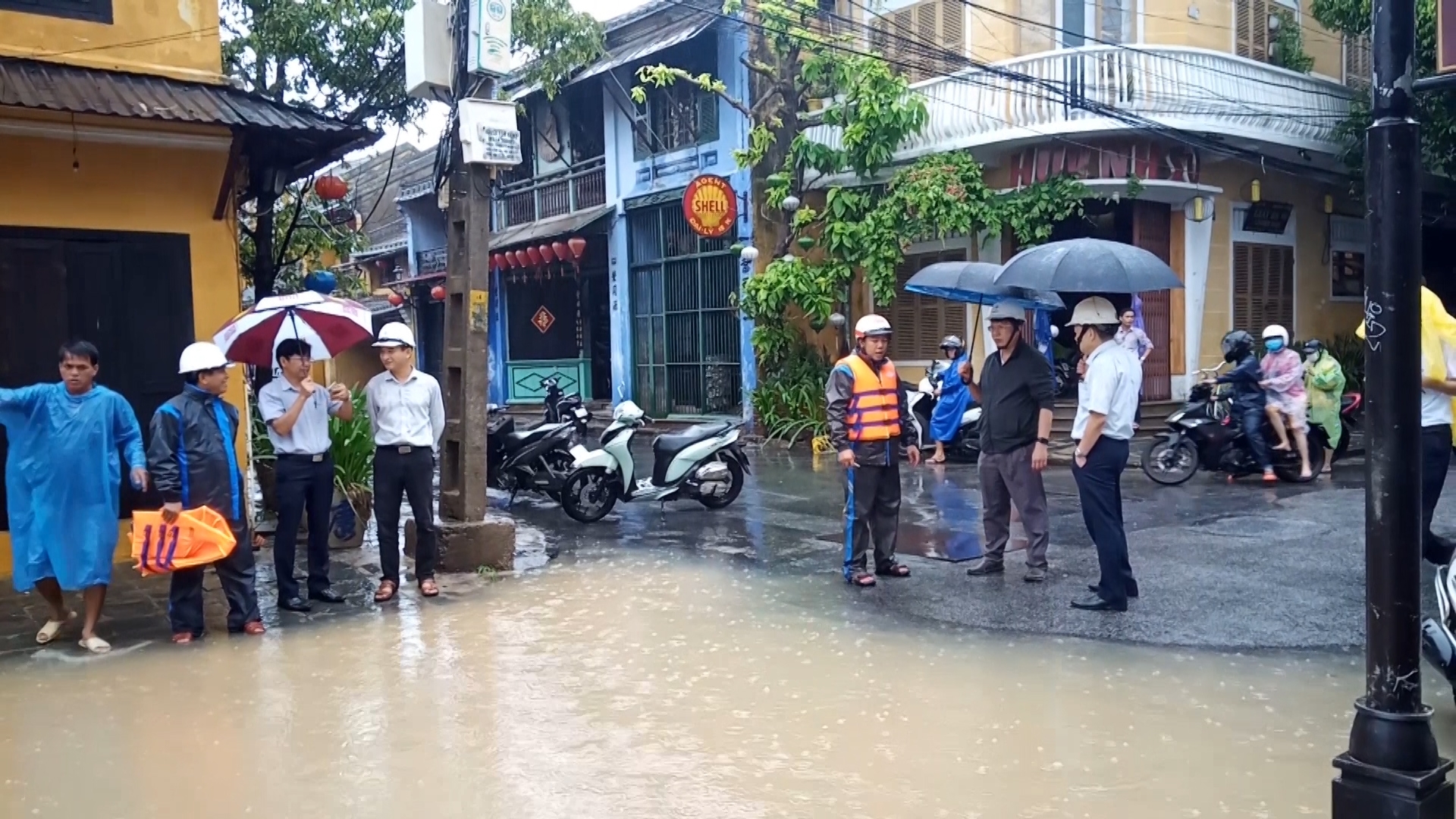 Quảng Nam khôi phục cấp điện cho người dân sau   bão lũ