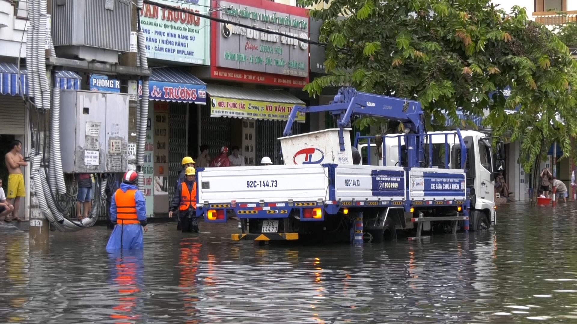 Quảng Nam khôi phục cấp điện cho người dân sau   bão lũ