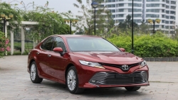 Toyota Camry bất ngờ giảm tới 50 triệu đồng tại đại lý