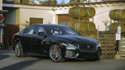 Độc lạ và thu hút với màu sơn British Racing Green trên Jaguar XF mới