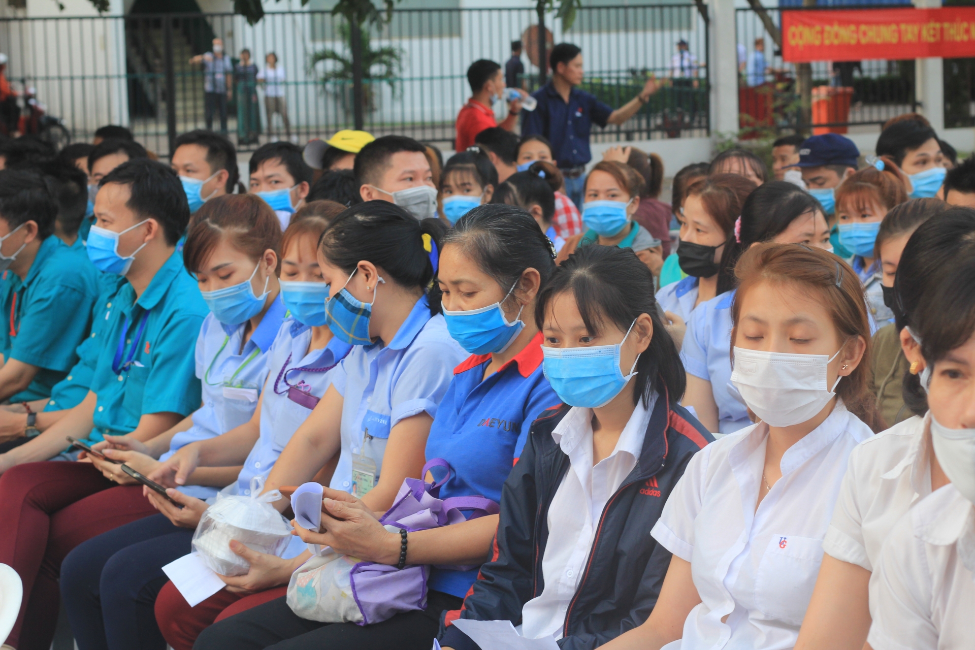 “Nhà bị lũ cuốn sạch rồi, tưởng không về quê mà tôi lại được tặng vé xe về ăn Tết!”