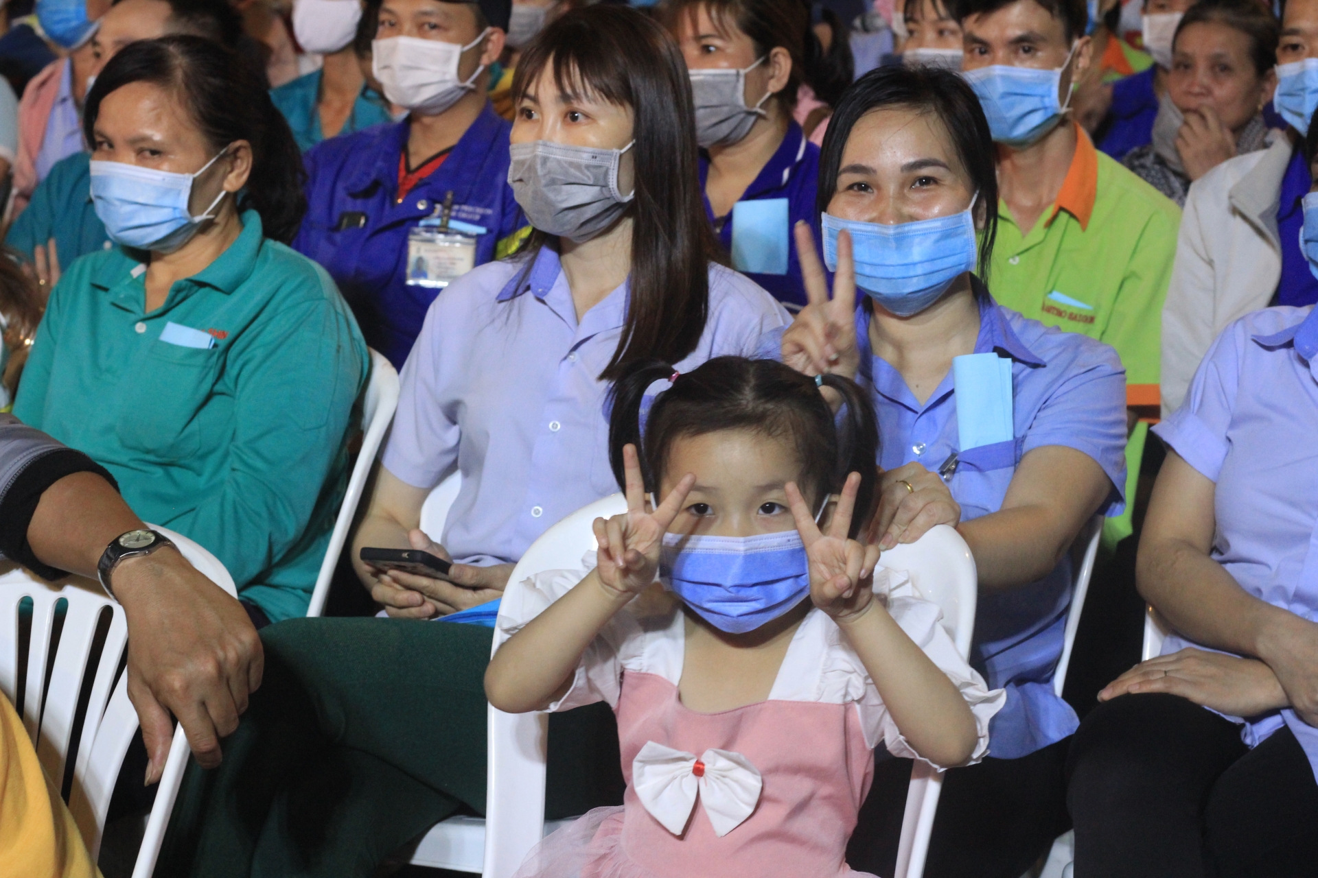 “Nhà bị lũ cuốn sạch rồi, tưởng không về quê mà tôi lại được tặng vé xe về ăn Tết!”