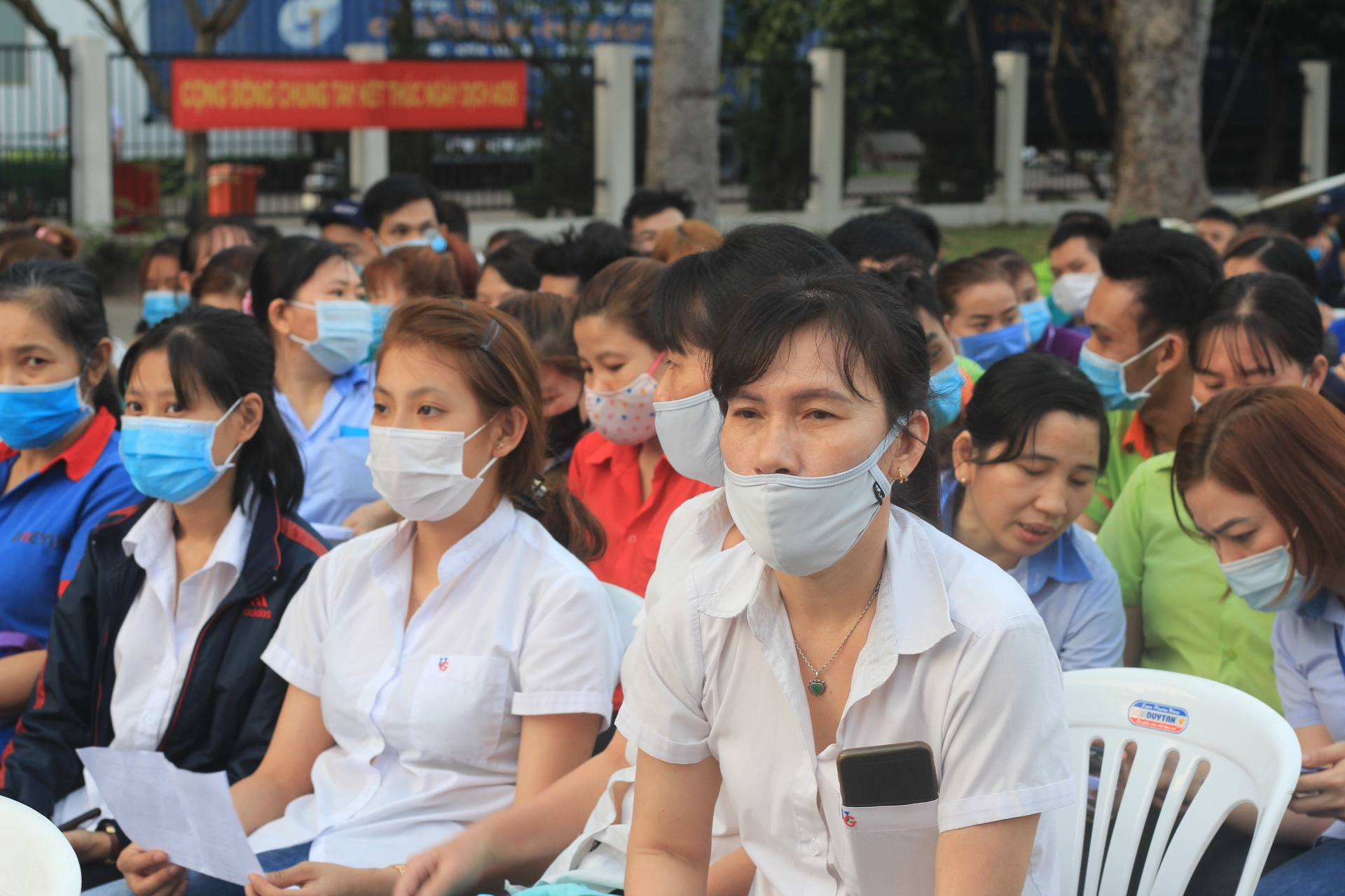 Nhiều người lao động vẫn băn khoăn trong việc về quê đón Tết hay “khoan hãy về”