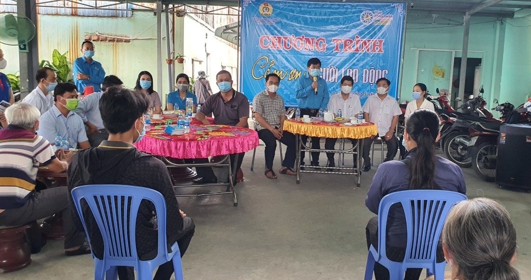 Long An: Hàng trăm phần quà được trao thay cho lời “Cảm ơn người lao động”