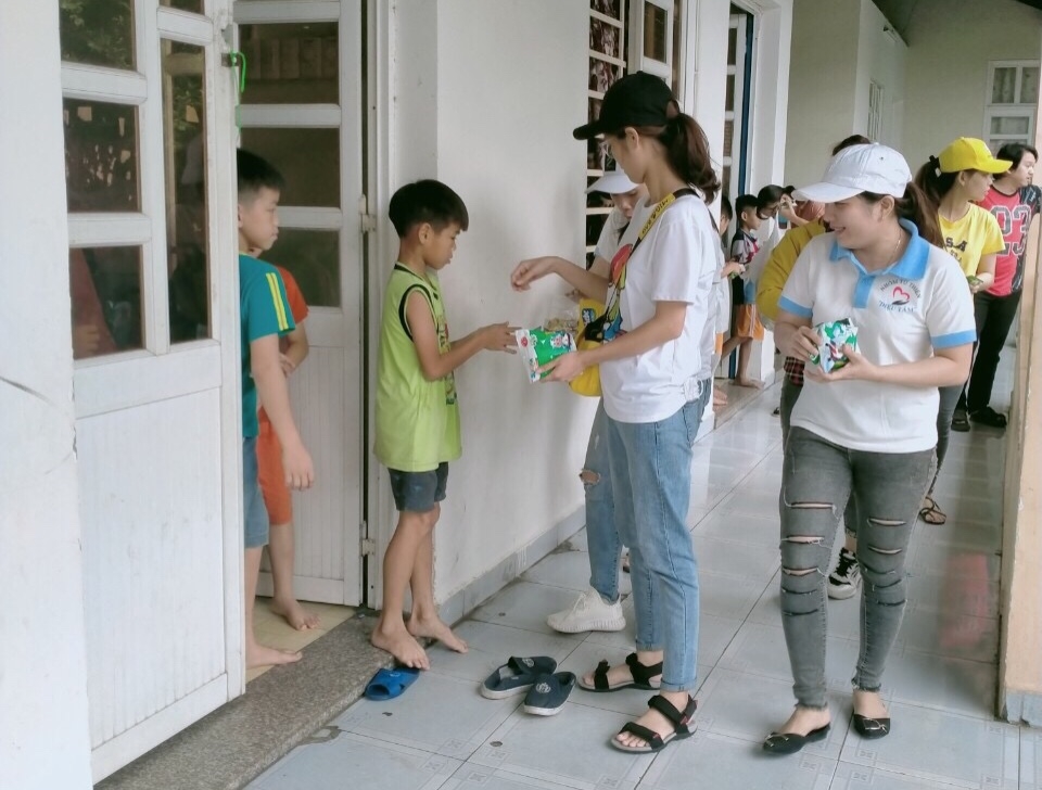 Nữ công nhân vượt khó, đam mê vẽ tranh và giúp đỡ người nghèo khổ