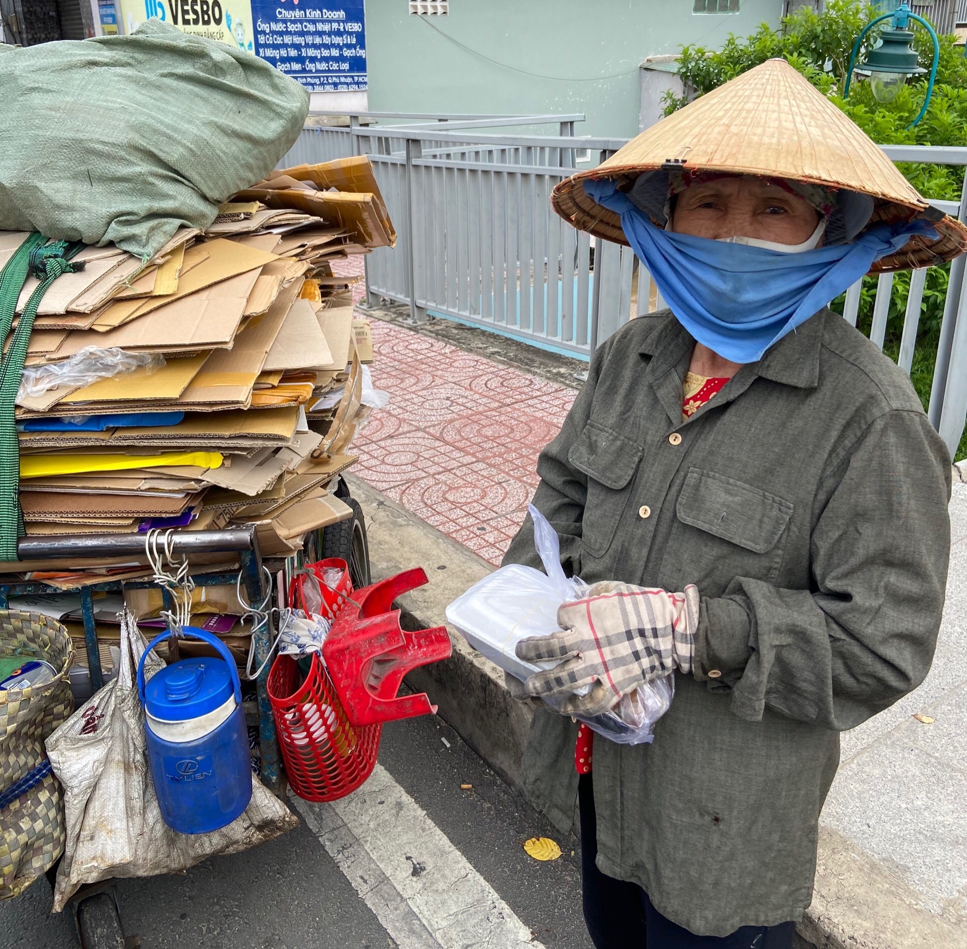 Ấm áp những suất cơm từ thiện dành cho người động tự do mùa dịch