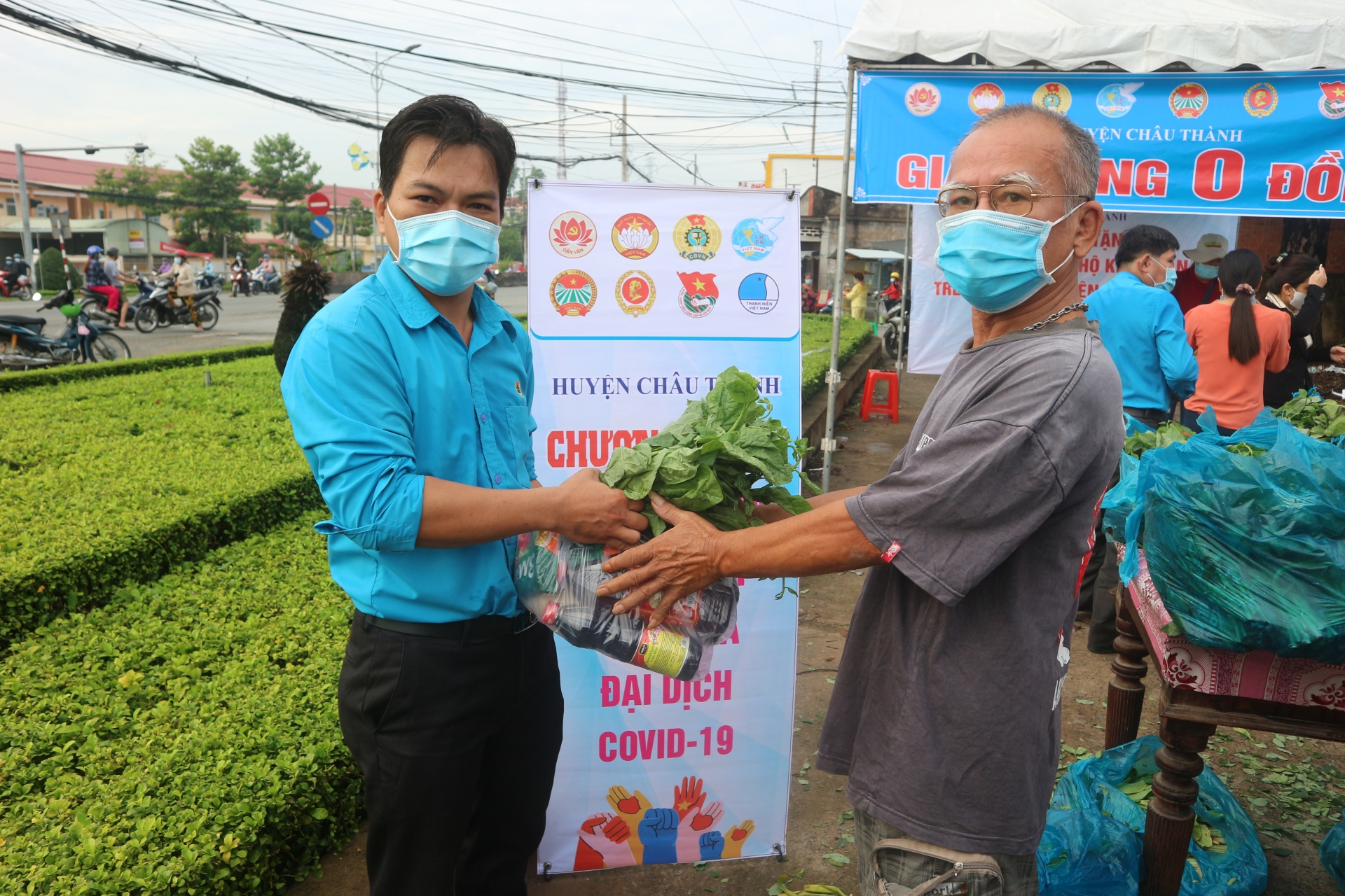 "Gian hàng 0 đồng" và cái tâm của Chủ tịch LĐLĐ huyện Châu Thành, Tiền Giang