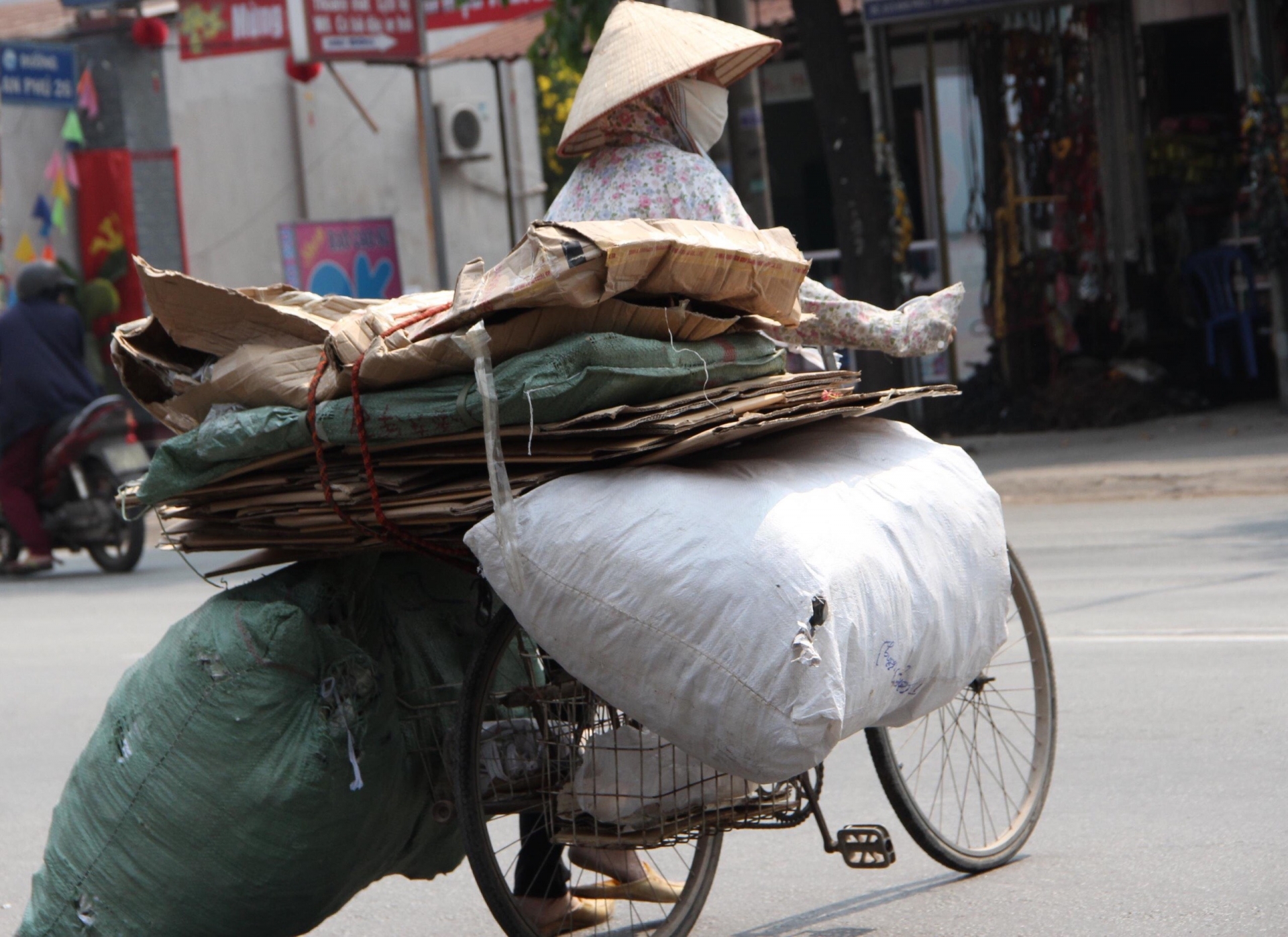 Hỗ trợ tiền, nhu yếu phẩm cho người lao động khó khăn ở lại TP HCM