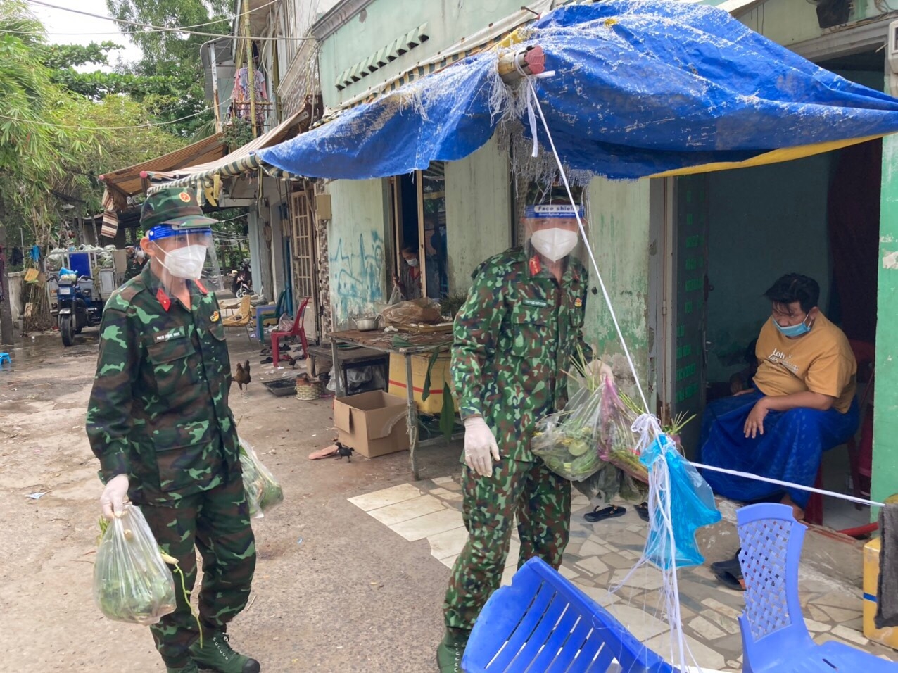 Người lao động mừng vì được chính quyền và bộ đội hỗ trợ nhu yếu phẩm