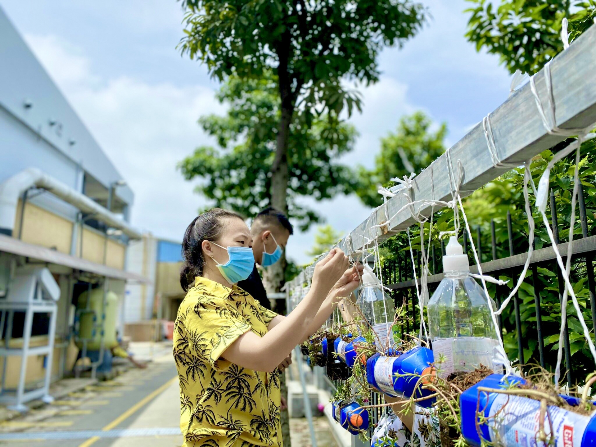 Người lao động sản xuất "3 tại chỗ" mừng vì được nhận hỗ trợ 1 triệu đồng tiền ăn