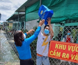 “Sữa yêu thương - ấm tình Công đoàn” dành tặng cho trẻ em và phụ nữ mang thai