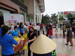 Cây ‘ATM gạo’ đầu tiên tại Hà Tĩnh chia sẻ cùng những cảnh đời nghèo khó