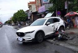 Xe máy tông sườn xe Mazda,  2 nam thanh niên nguy kịch