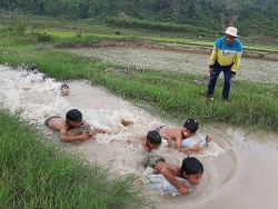 vao truong hoc choi be gai 4 tuoi duoi nuoc thuong tam duoi be boi