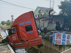 Thót tim xe đầu kéo "bay" lên mương thủy lợi, hai người bị thương