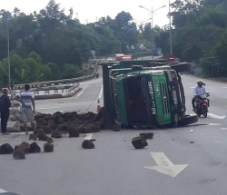 Xe ben chở đá hộc lật giữa ngã ba, lái xe may mắn thoát nạn