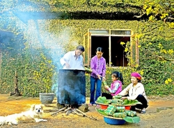 Công nhân không về quê ăn tết do dịch bệnh: Xuân này con không về