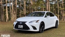 Lexus ES250 F-Sport mang đến một cảm giác lái hứng khởi hơn