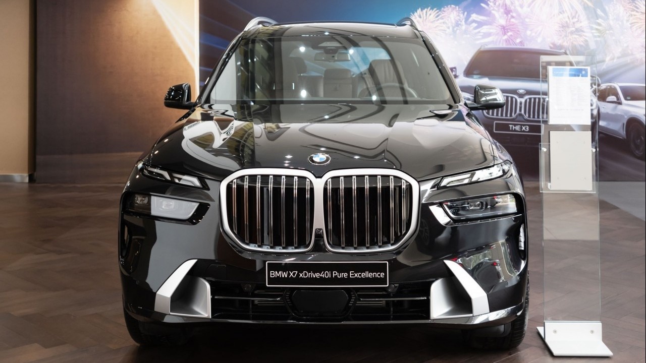 BMW X7 2023 có mặt tại đại lý