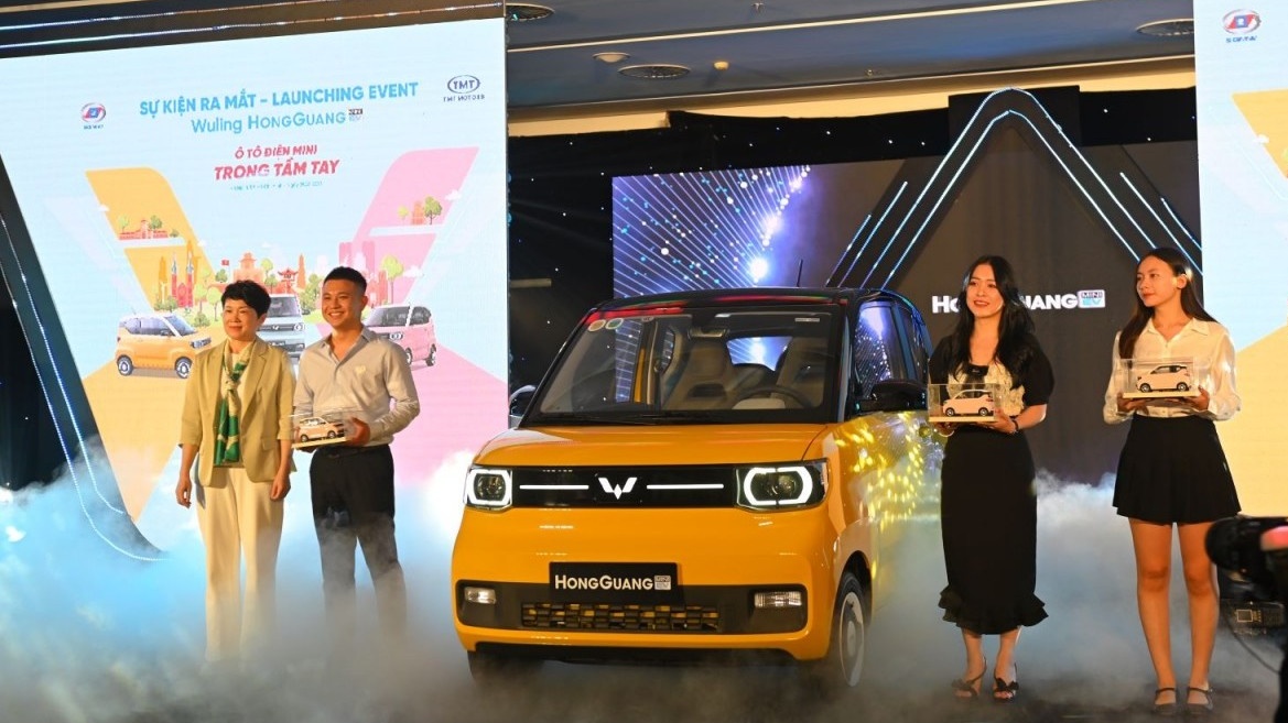 Khách hàng đầu tiên mua Wuling HongGuang Mini EV: Mua xe dạo phố, đón con cho tiện
