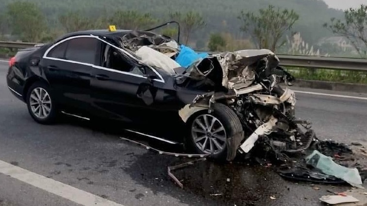 Vụ Mercedes E200 đâm vào đuôi xe tải trên cao tốc Lào Cai: Rào chắn sau có thể cứu mạng