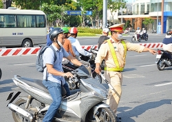 “Dở khóc dở cười” khi công nhân bị dừng phương tiện kiểm tra