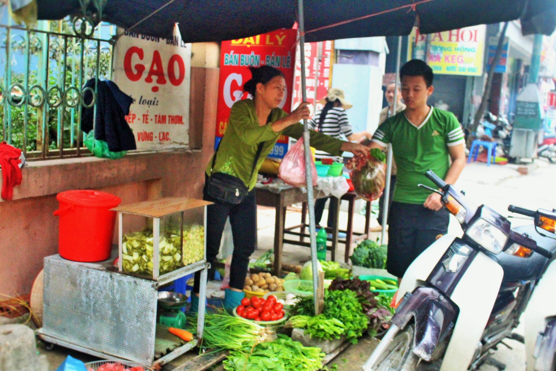 Kỳ 1: Chỉ “thả nhẹ” dòng trạng thái hết tiền, hàng chục người inbox “cần tiền nhắn em”