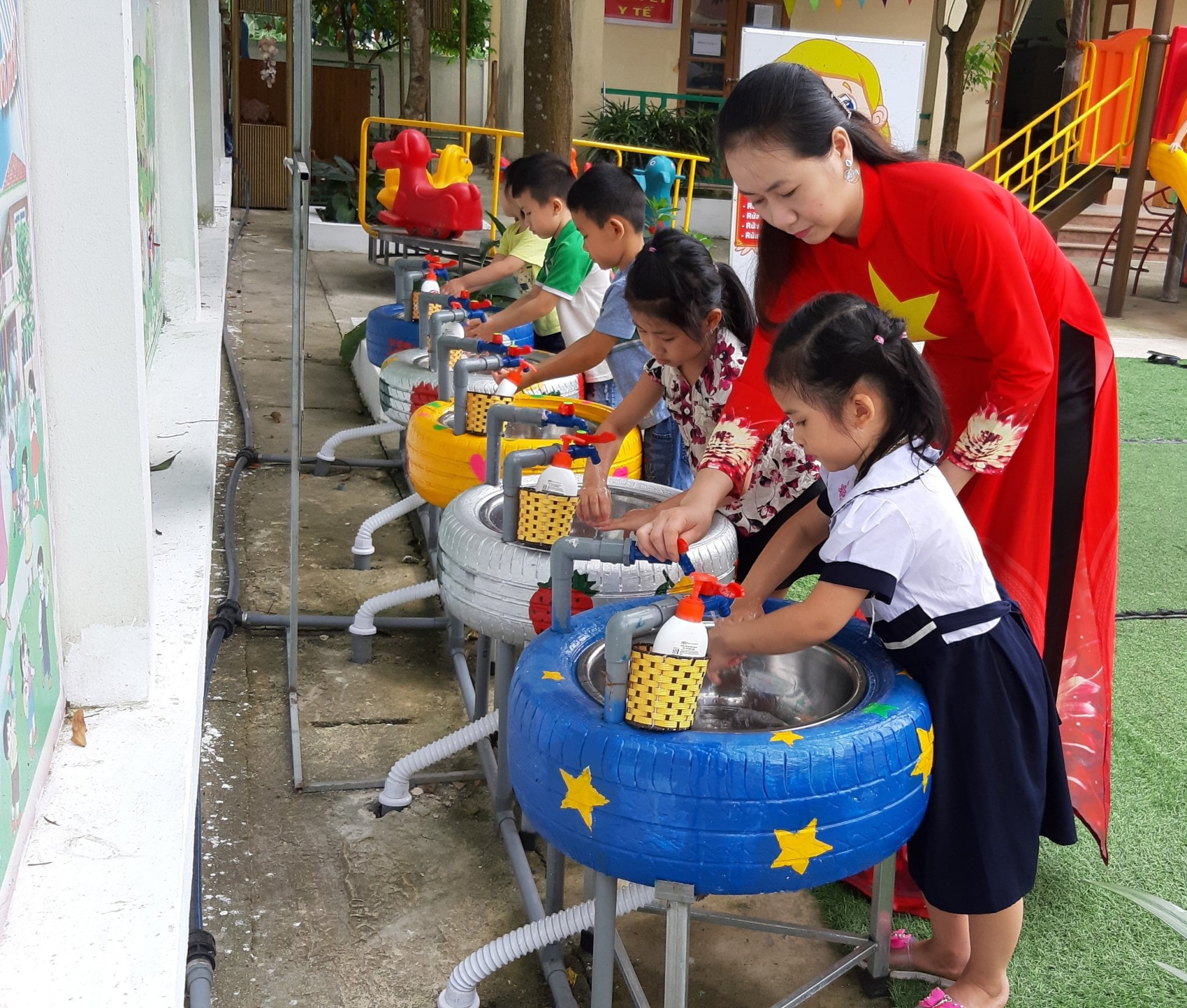 Hướng dẫn học sinh trường trường mầm non Lục Ba huyện Đại Từ tỉnh Thái Nguyên rửa tay trong giờ giải lao nhằm phòng chống Covid 19