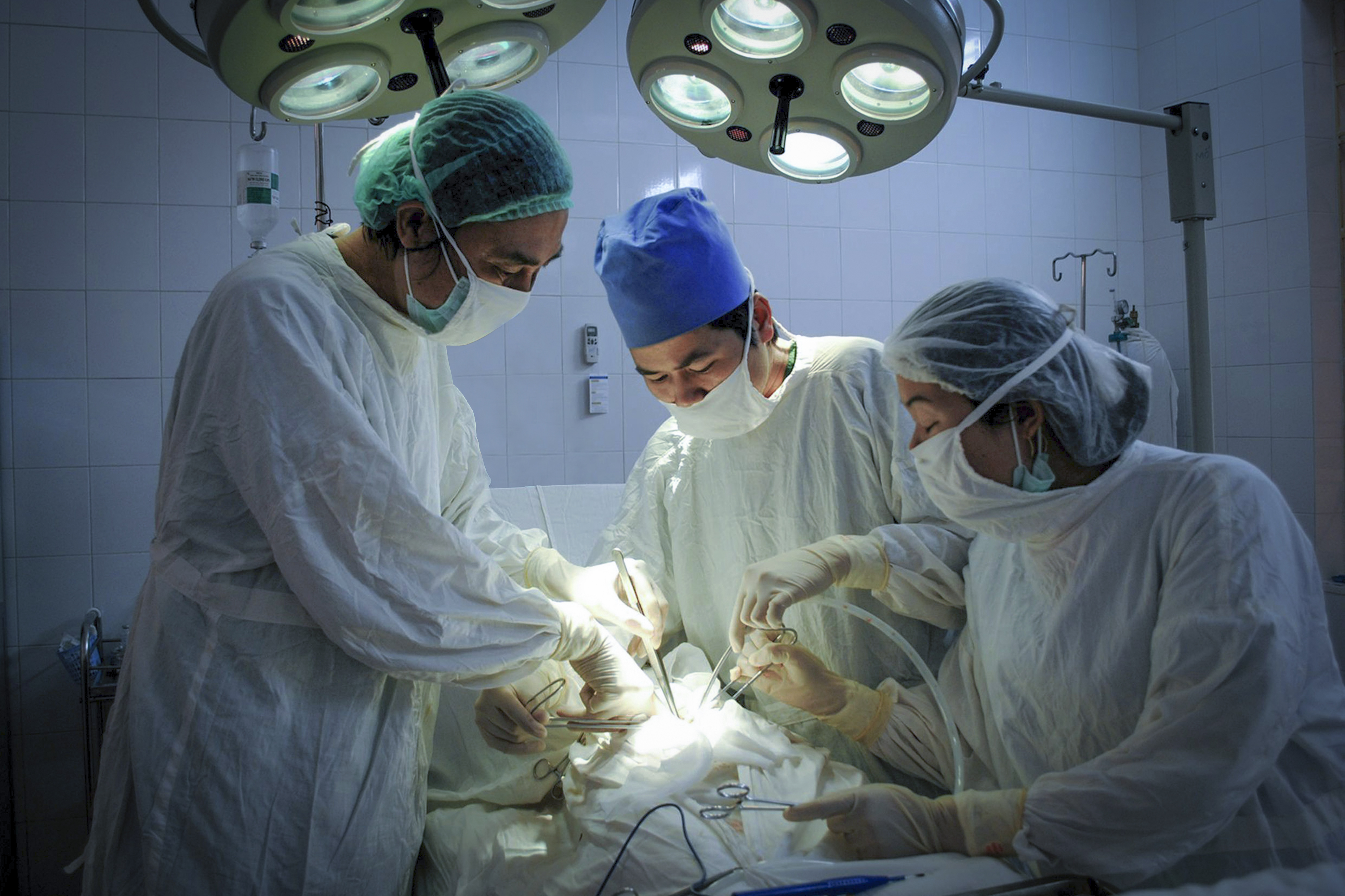 Bác Sỹ Trần Quang Mạnh trưởng khoa Ngoại Bệnh viện đa khoa khu vực nghĩa Lộ cùng êkíp thực hiện ca phẫu thuật cắt 2 3 dạ dày cho bệnh nhân