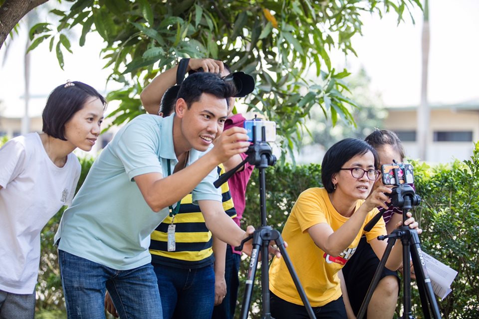 Đồng chí Cao Văn Tiến Trang Chủ tịch Công đoàn Công ty TNHH May NienHsing Ninh Bình và các đồng nghiệp trong buổi học chụp ảnh quay phim