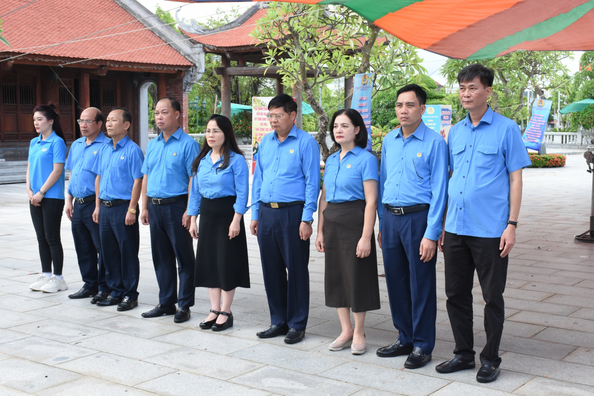 Đoàn công tác Tổng Liên đoàn Lao động Việt Nam dâng hương viếng đồng chí Nguyễn Đức Cảnh