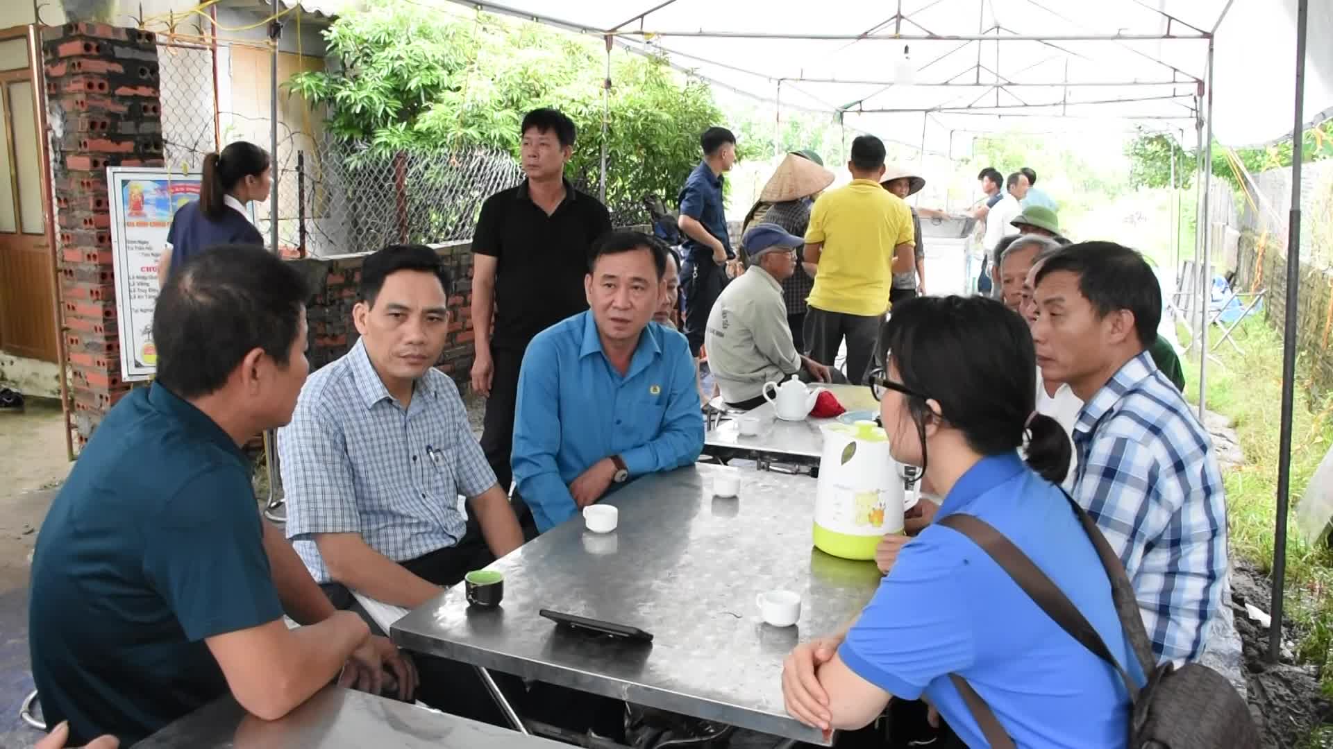 Tiếng khóc xé lòng của người vợ công nhân tử vong trong vụ tai nạn hầm lò tại Công ty Than Hòn Gai
